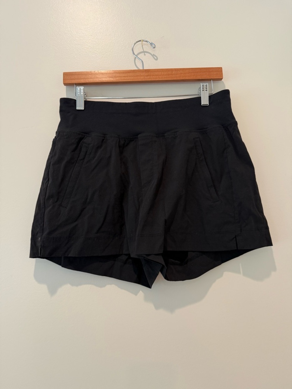 Athleta Trekkie North Short in Black, 6 - Picture 4 of 11